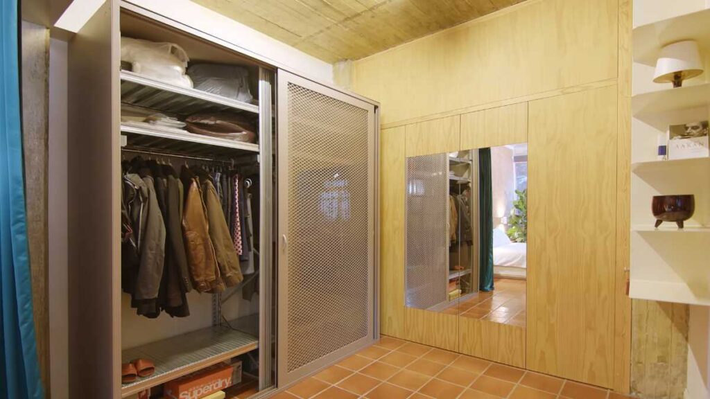 Ilioupoli Semi-Basement Apartment closet